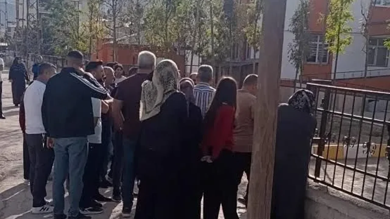 Silahla gelen öğrenci okula geldi, öğretmen fark etti