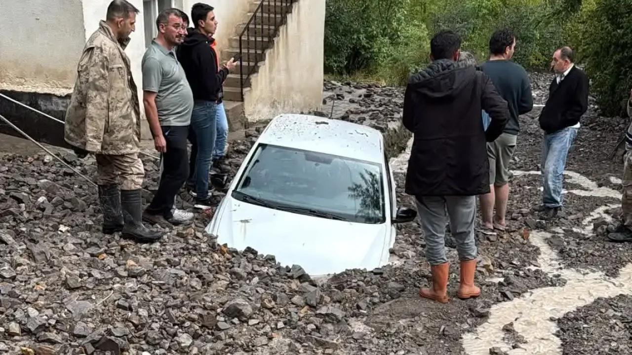 Uzundere'de taşkın: Araçlar çamura gömüldü