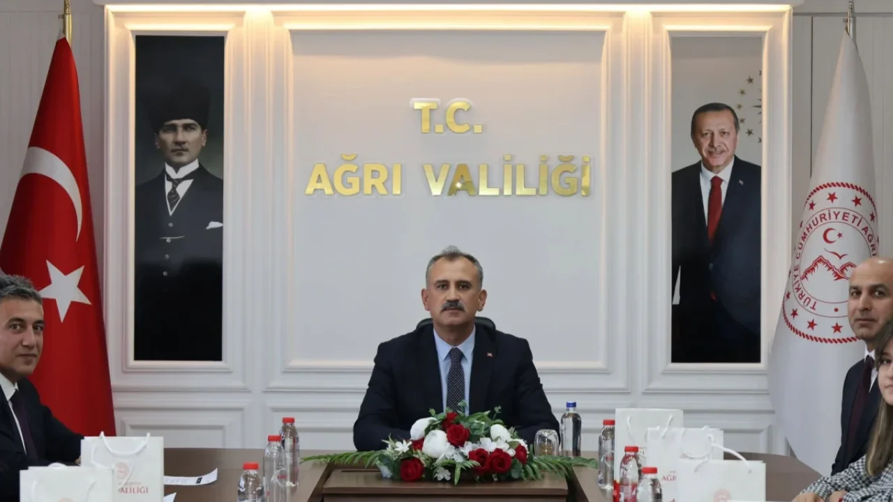 YKS başarılı öğrencileri Ağrı'da Vali ile buluştu