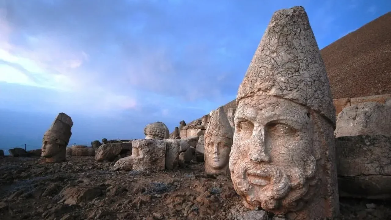 Zirvede binlerce yıllık miras: Nemrut Dağı