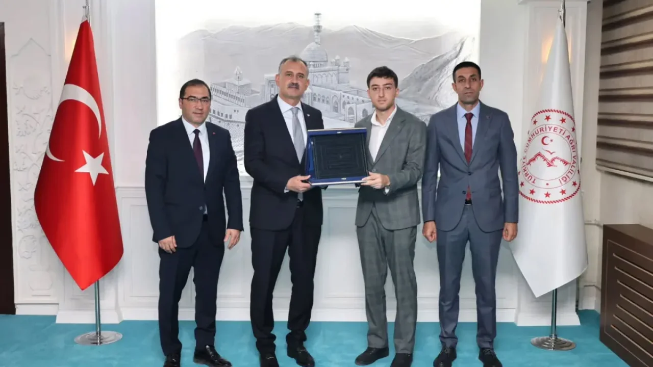 Ahi Sancağı Plaketi Vali Bozkurt'a ulaştı