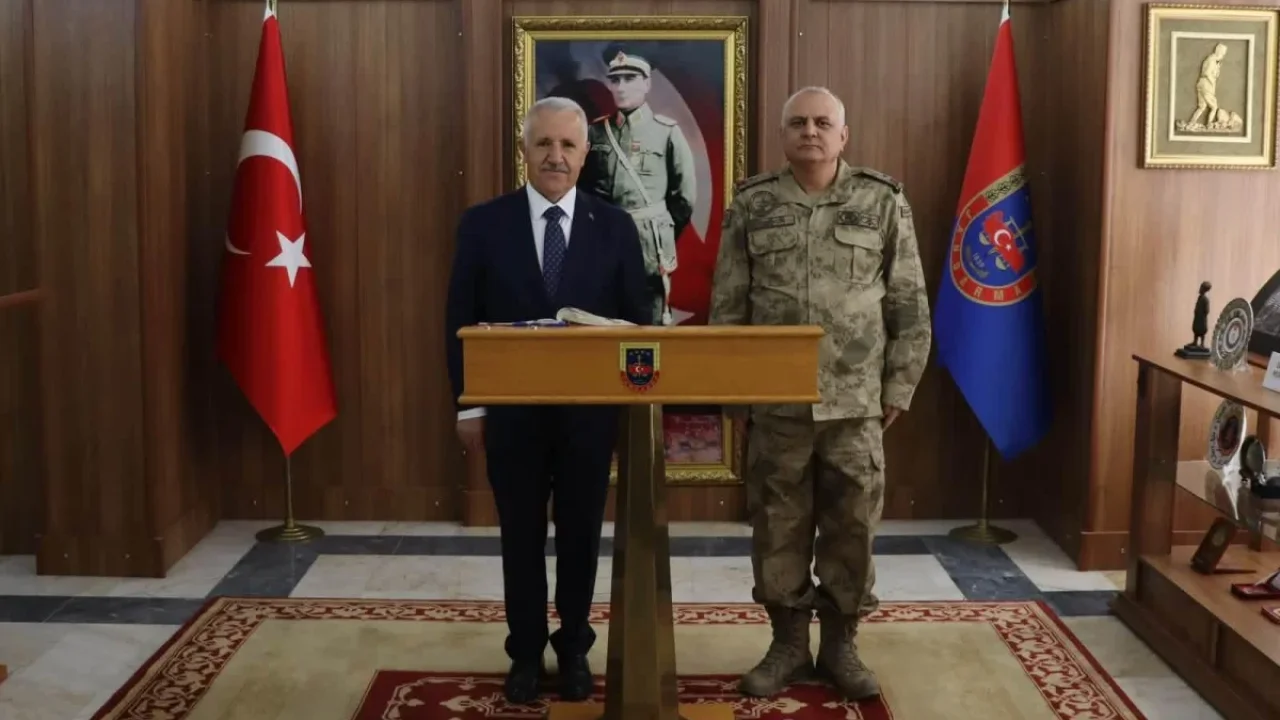 Ahmet Arslan’dan Kars’taki askerî komutanlara ziyaret