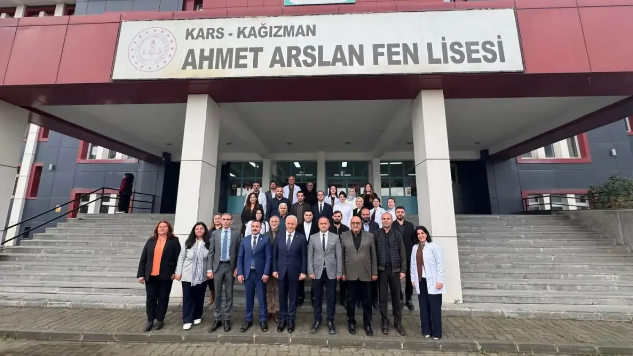Ahmet Arslan, Kağızman’da kendi ismini taşıyan liseyi ziyaret etti