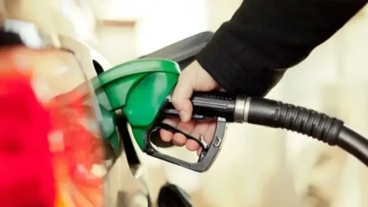 Akaryakıt fiyatları değişti: Benzin indi motorin.