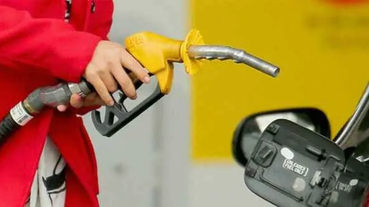 Akaryakıtta fiyatlar değişiyor: Motorine indirim geldi