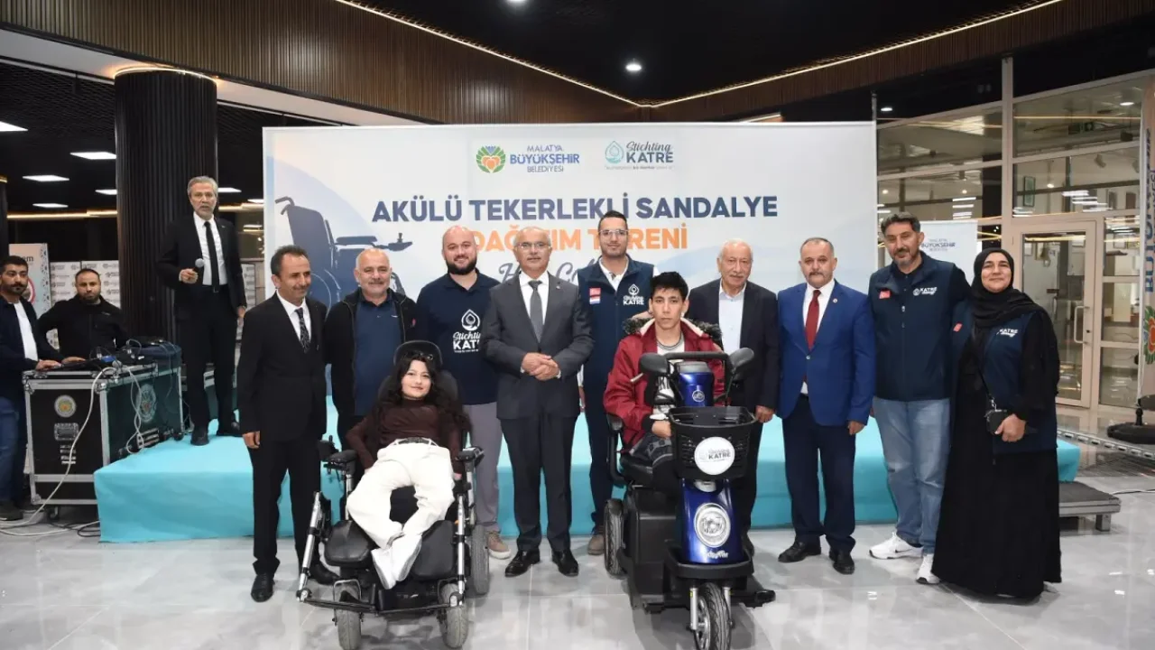 Akülü tekerlekli sandalye Malatya'da dağıtıldı