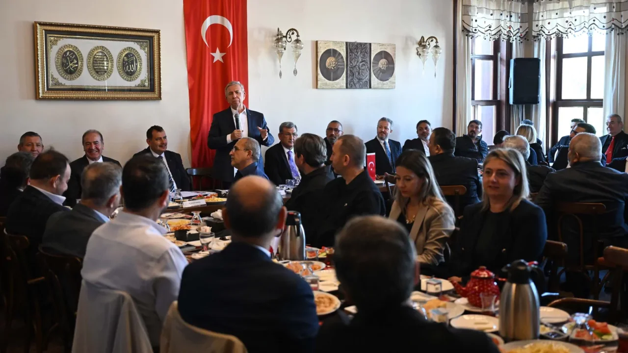 Anafartalar Caddesi esnafı Yavaş ile buluştu