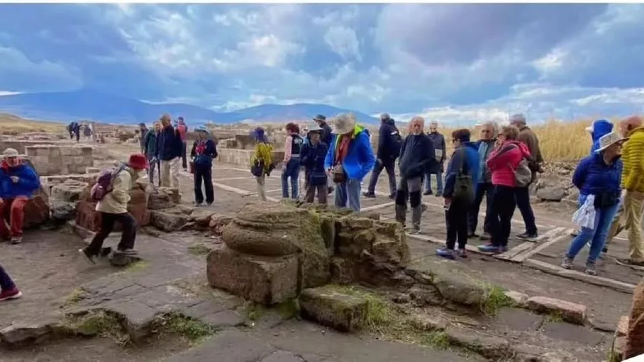 Ani Örenyeri yerli ve yabancı turistleri ağırlıyor