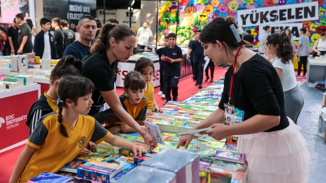 Antalya Kitap Fuarı’na İlgi Sürüyor
