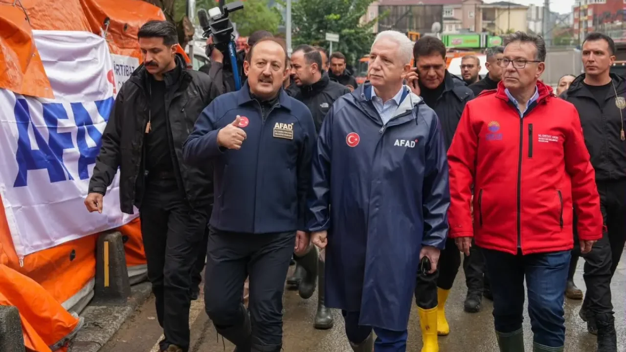 Ayazağa'daki sel çalışmalarını yerinde inceledi