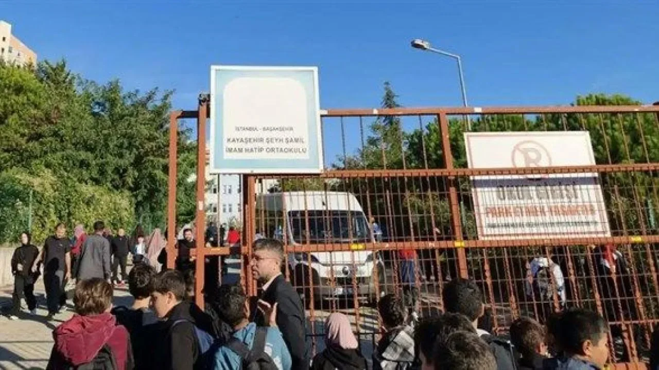 Başakşehir'deki Ortaokulda Bıçaklı Saldırı: 8 Öğrenci.