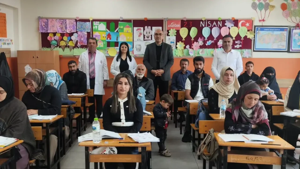 Beypazarı’nda göçmen vatandaşlara yönelik okuma yazma kursu açıldı