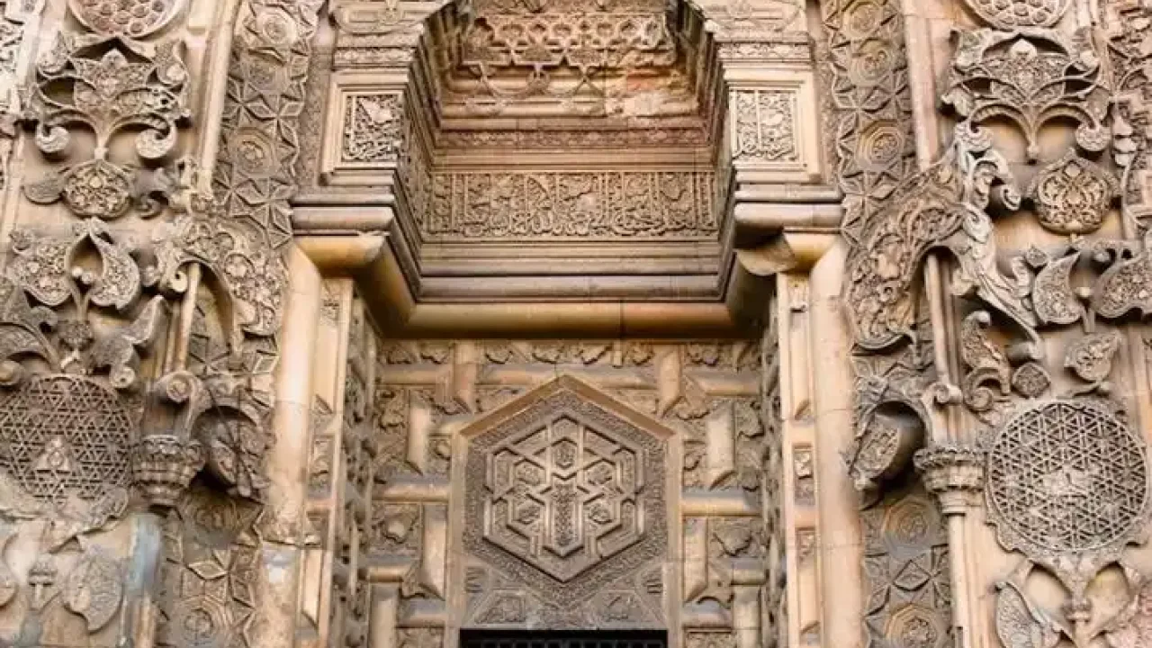 Divriği Ulu Camii mimarisiyle dikkat çekiyor