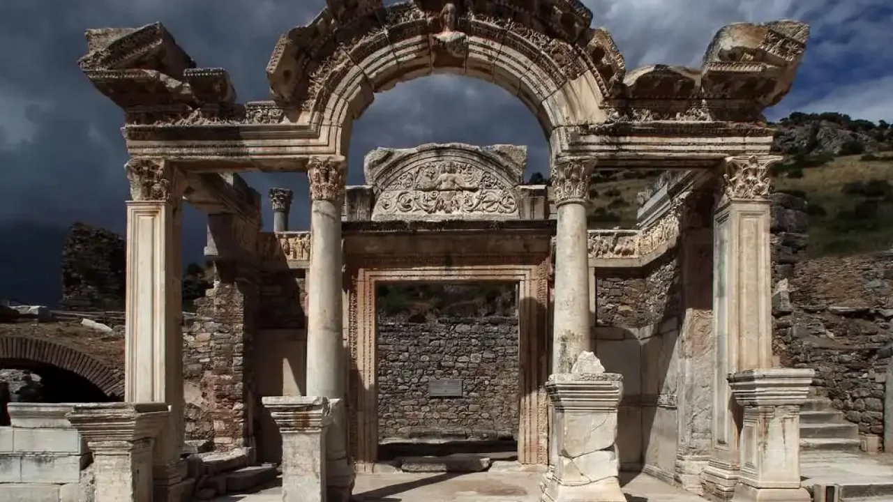 Efes Antik Kenti binlerce yıllık iziyle büyülüyor