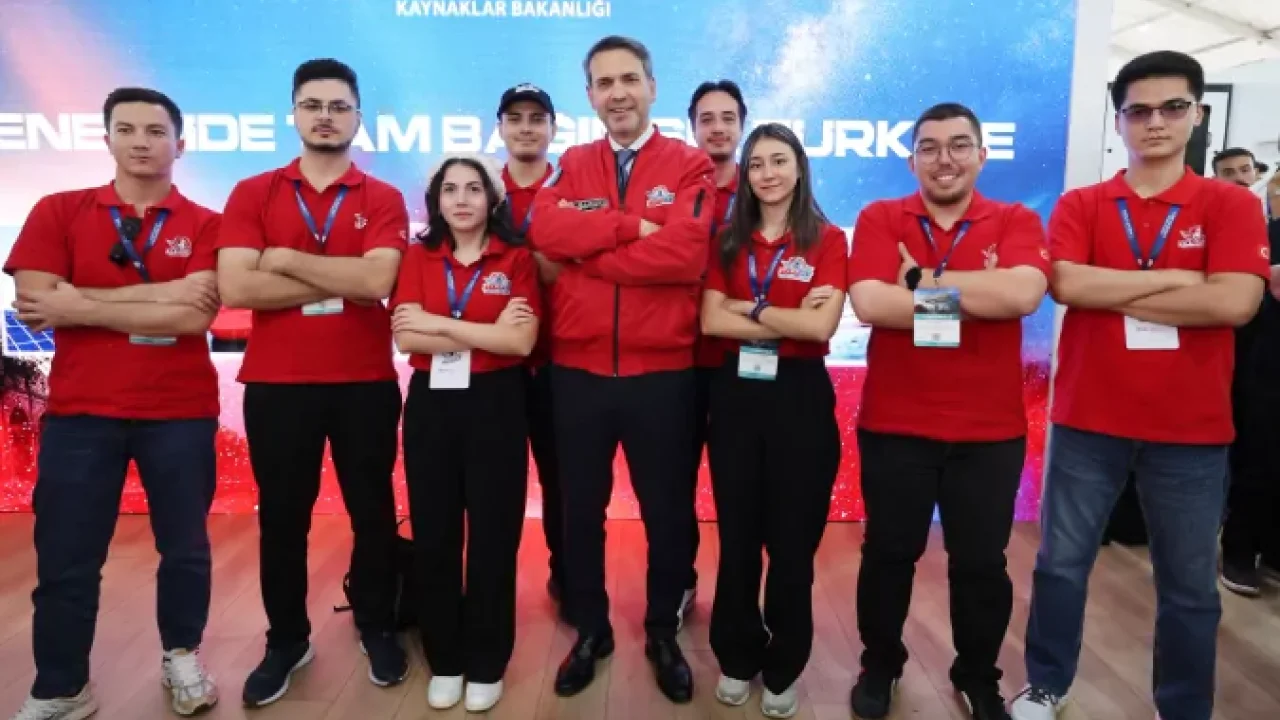 Enerji vizyonunu açıklayan Bakan Bayraktar gençlere.