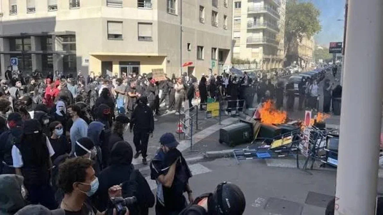 Fransa'da protestolar şiddetlenerek yayılıyor