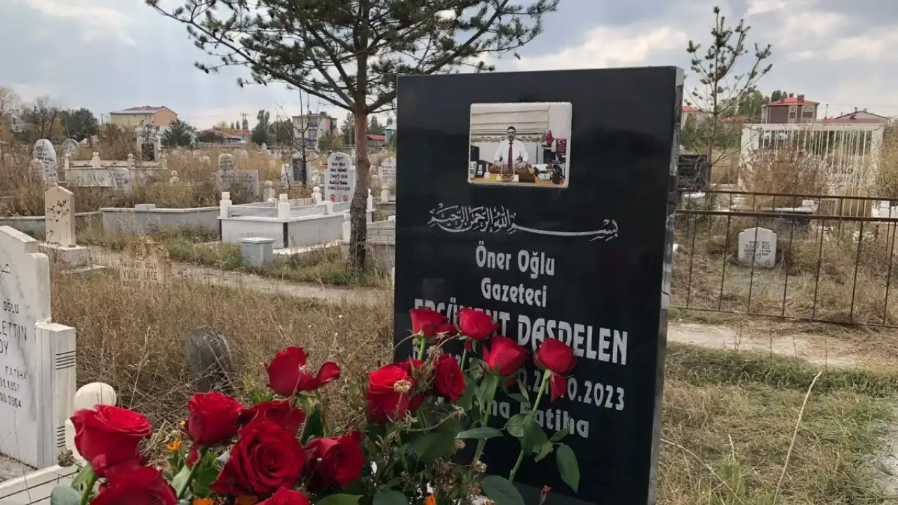 Gazeteci Ercüment Daşdelen kabri başında anıldı
