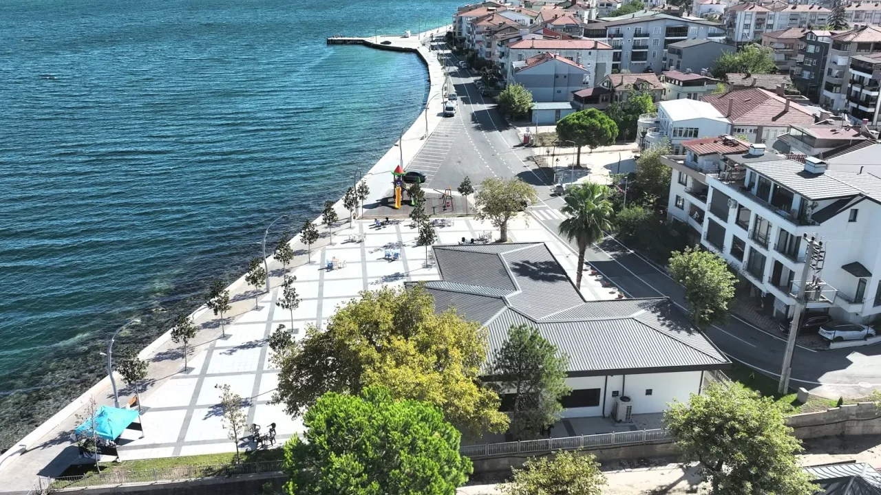 Gölcük Ulaşlı Sahili Yeni Görünümüne Kavuştu