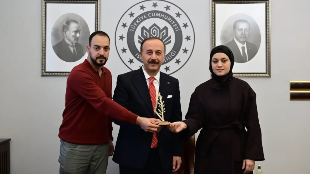 Isparta Valisi Abdullah Erin, Hind Recep'in Annesini.