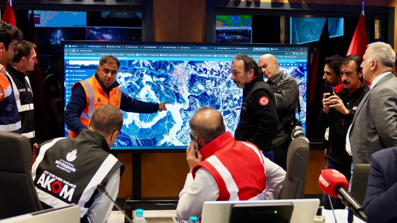 İstanbul'da Sağanak Yağış Ekipleri Harekete Geçirdi