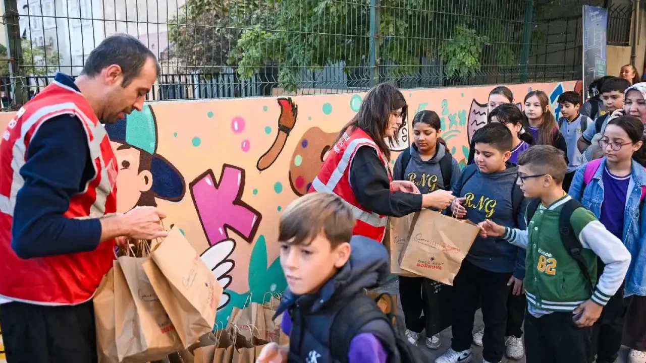 İzmir Bornova’da öğrencilere bin kumanya dağıtıldı