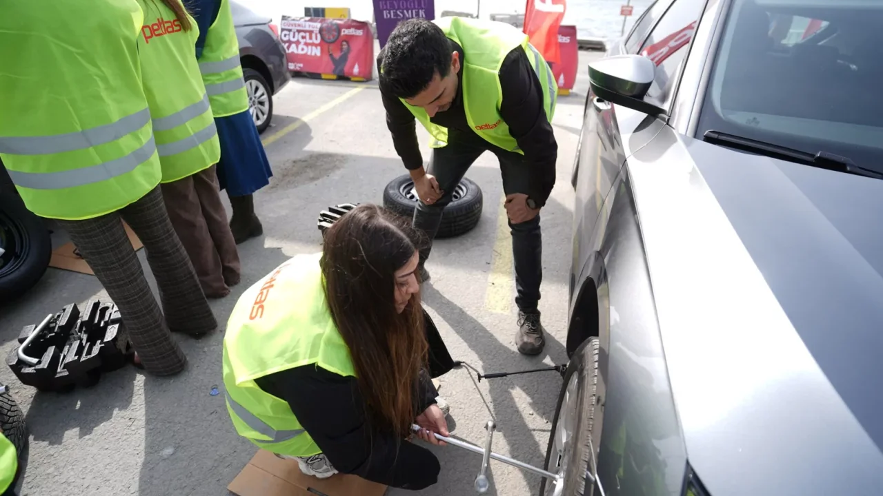 Kadın Sürücüler İçin Güvenli Yol Eğitimi Başlıyor