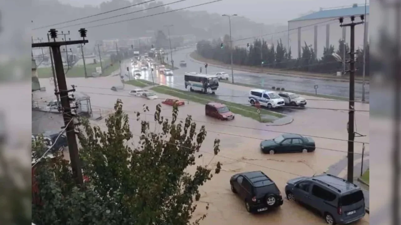 Karadeniz Ereğli'de sağanak yağış hayatı etkiledi