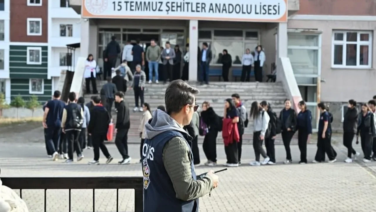 Kars'ta asayiş ekipleri okul çevrelerinde teyakkuzda