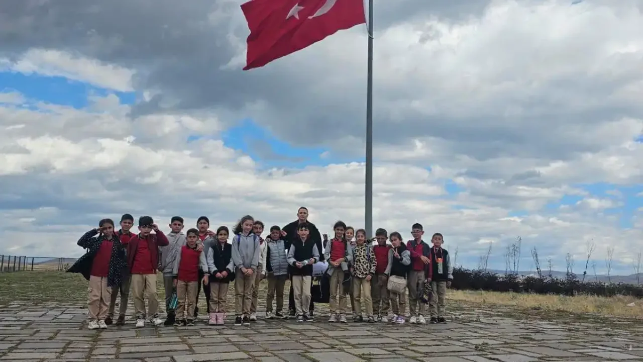 Kars tarihi mekanlarını Akyaka öğrencileri keşfediyor