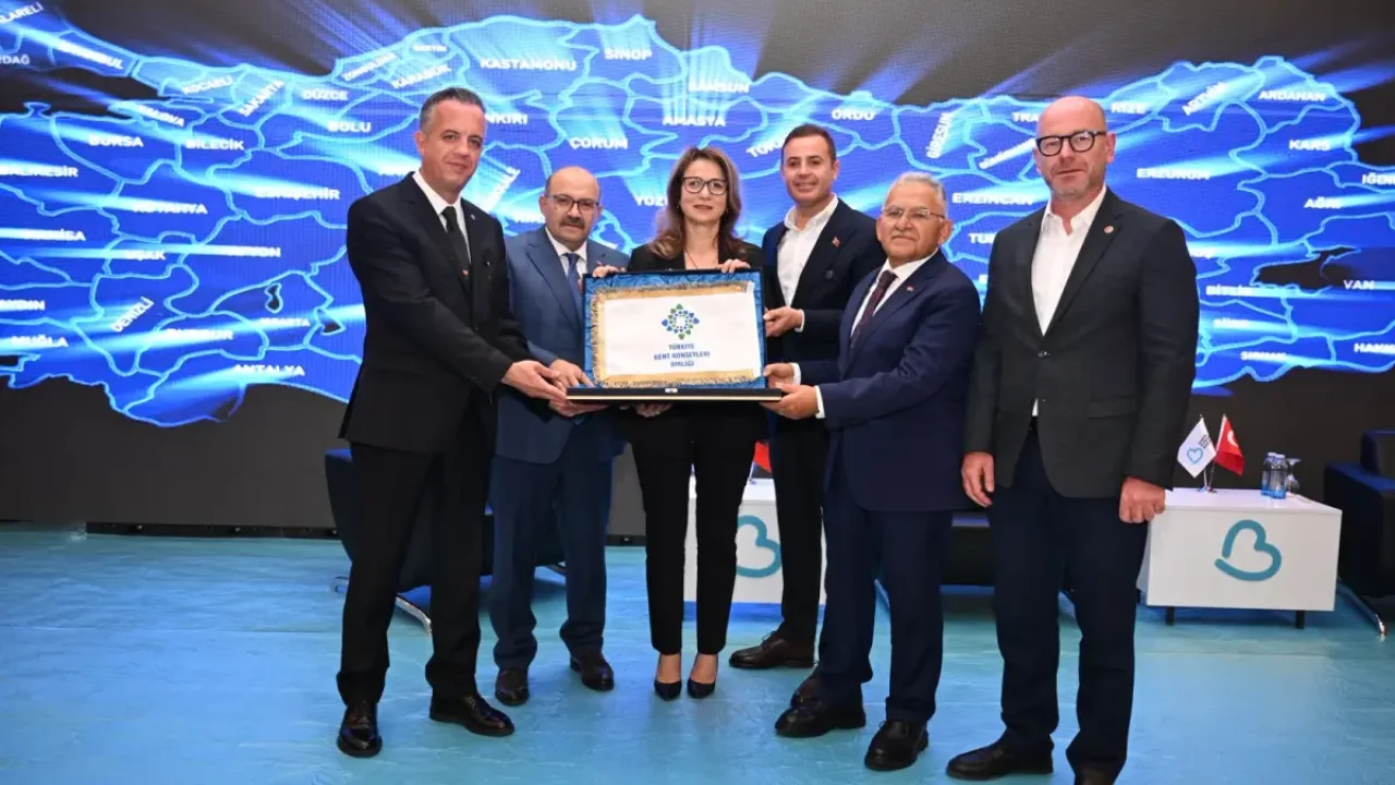 Kent Konseyleri Birliği Başkanlığına Özden Seçildi