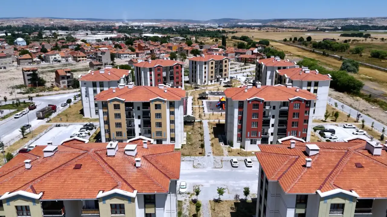 Kentsel dönüşüm Kütahya'da vatandaşları ev sahibi.