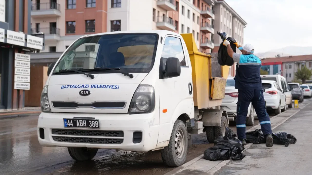 Malatya konteyner çarşı alanı temizlenerek açıldı