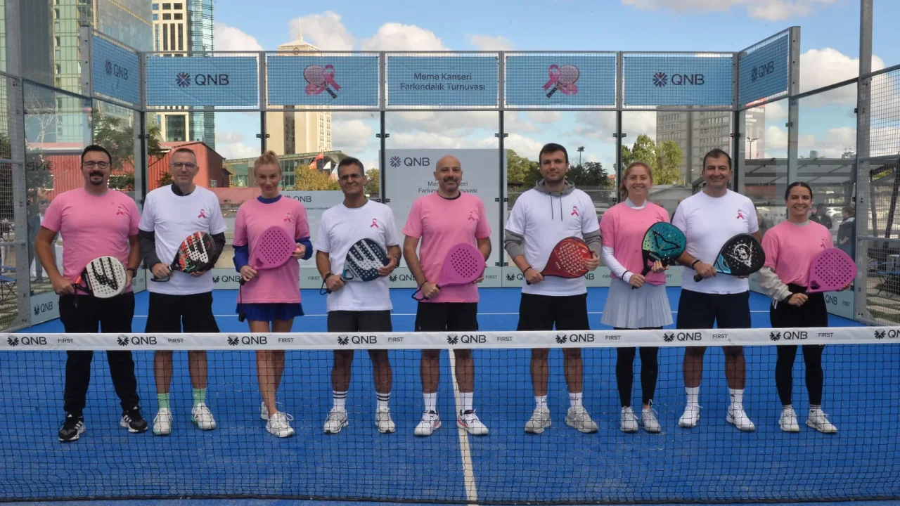 Meme kanseri farkındalığı için padel kortuna çıktılar
