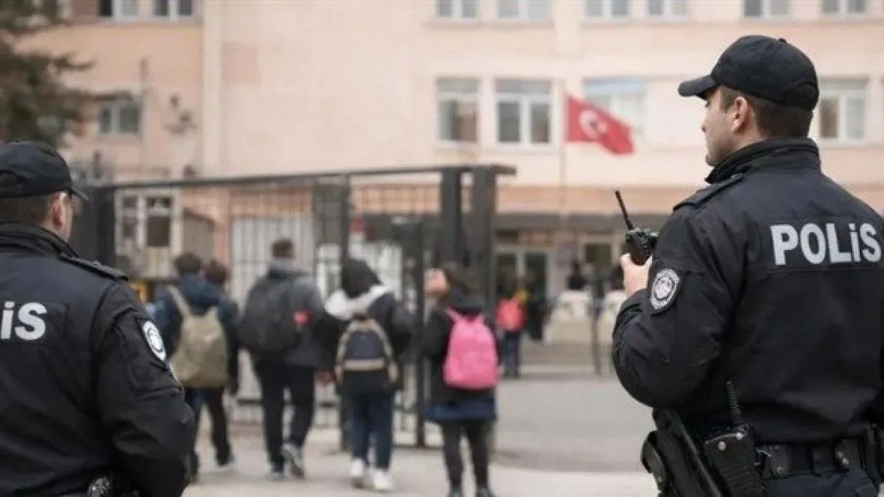 Okul tuvaletinde tabanca bulundu, idareci.