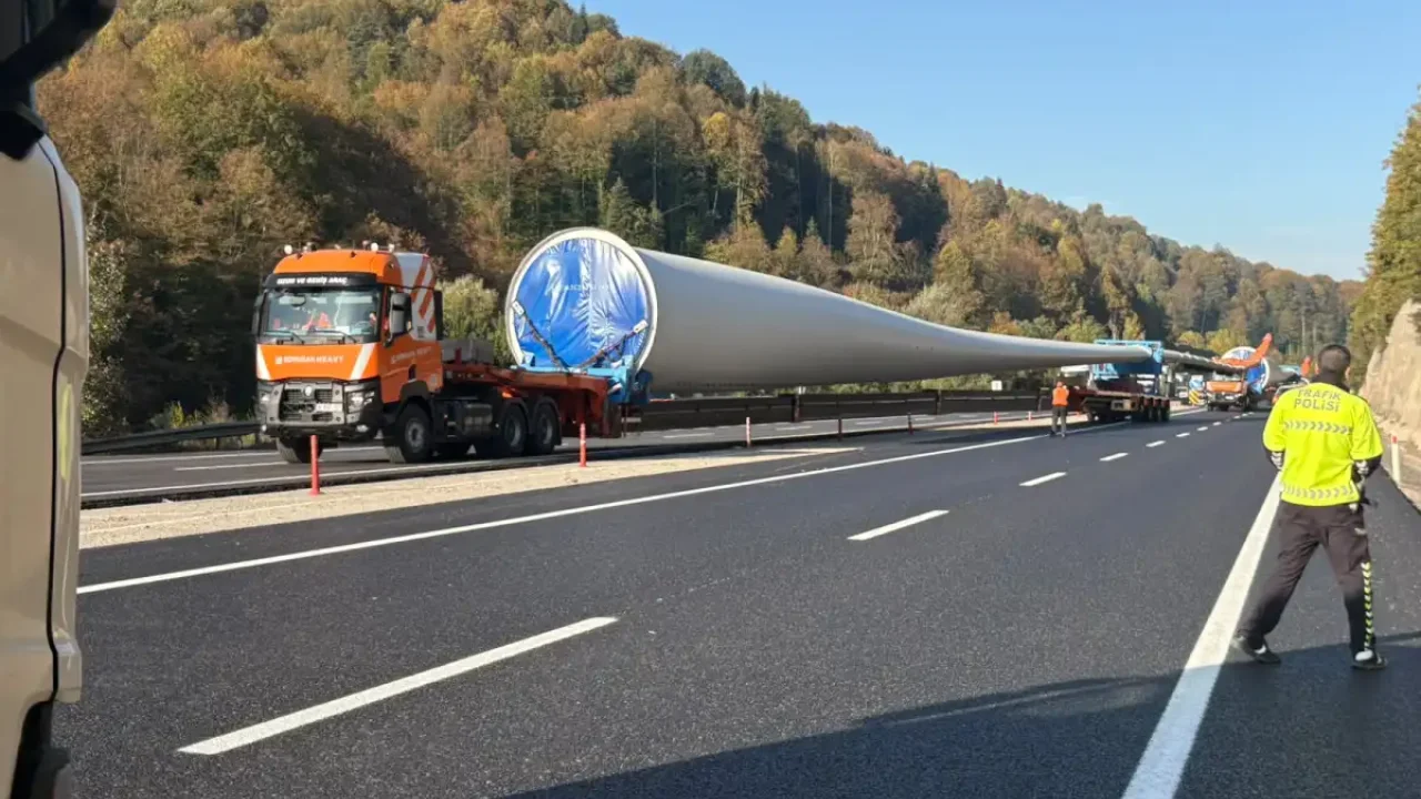 Rüzgar türbini kanadı taşıyan konvoy yolu kapattı