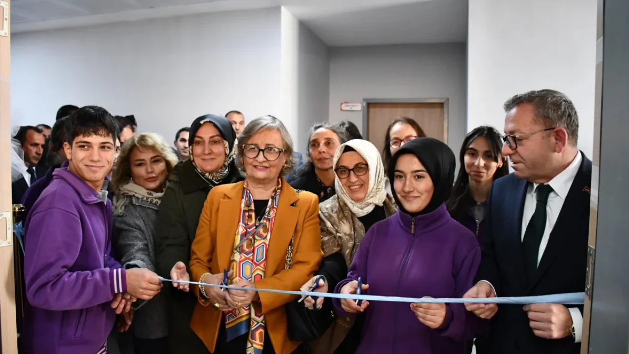 Sarıkamış Fen Lisesi Yaşayan Kütüphane Hizmete Açıldı