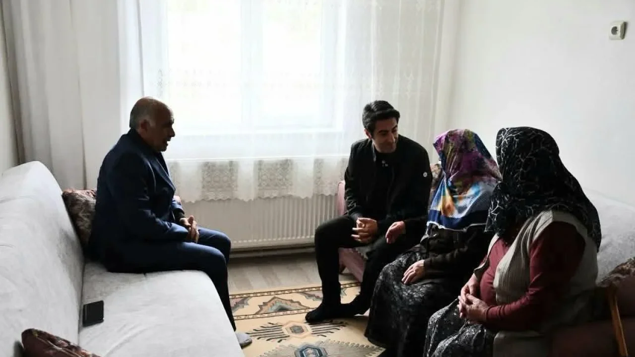 Sarıkamış Kaymakamı Yaşlı Vatandaşları Ziyaret Ediyor