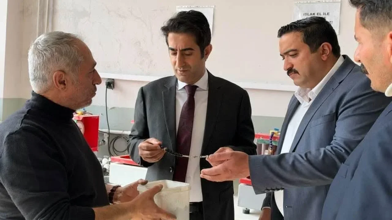 Sarıkamış'ta Obsidyen Taşı Kadın Eliyle Sanata.