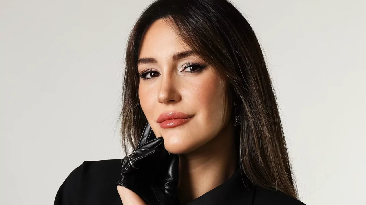 Selen Kaya M.A.C Cosmetics Senior Artist Oldu