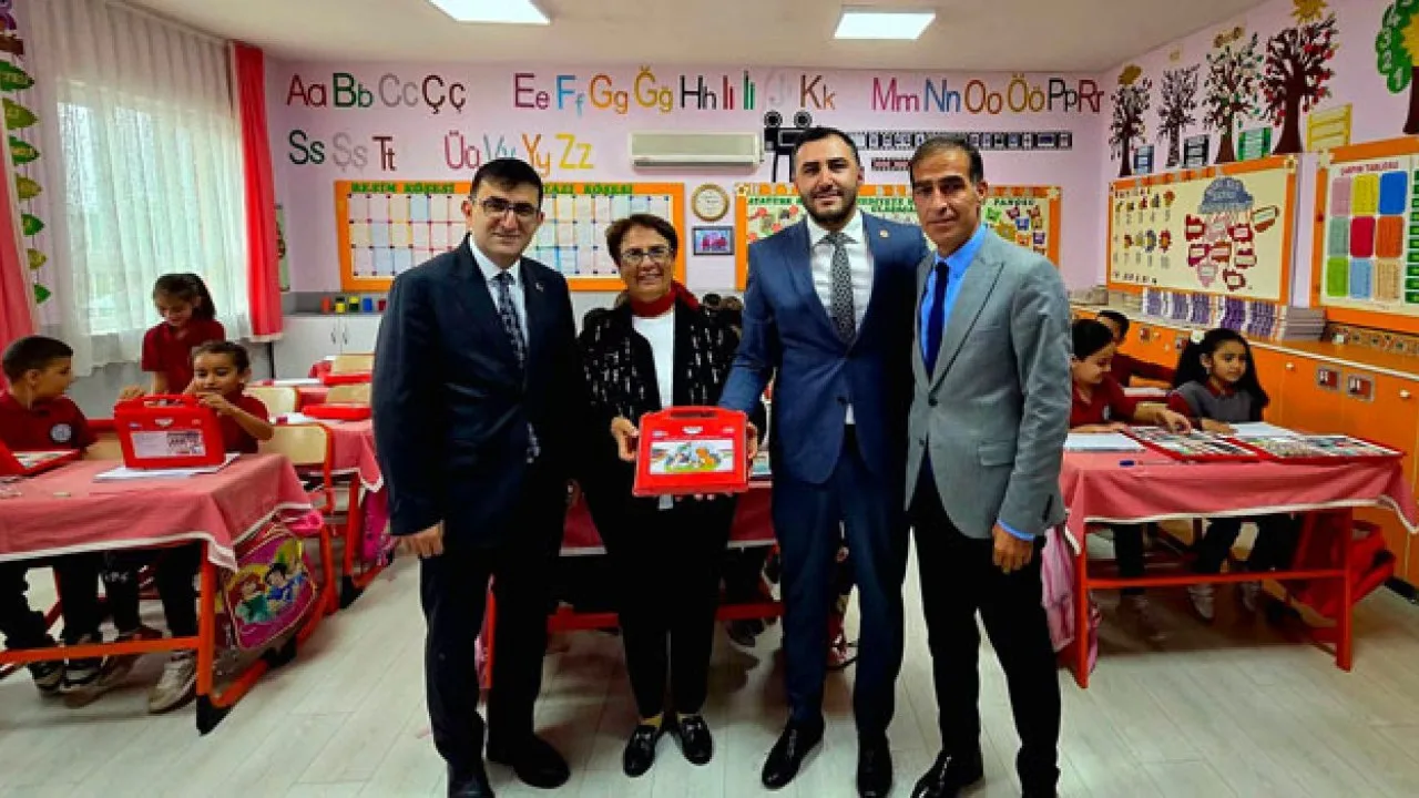 Sumbas’ta Öğrencilere Anlamlı Hediye: Miniklerin Yüzü Güldü
