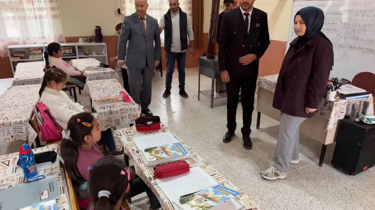 Taşlıçay Kaymakamı okul ziyaretleriyle destek veriyor