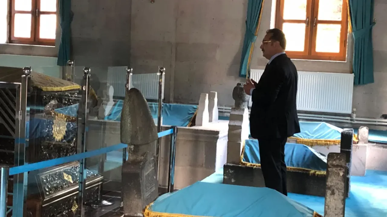 TİMBİR Başkanı Basa Kars Harakani Türbesi'ni Ziyaret.