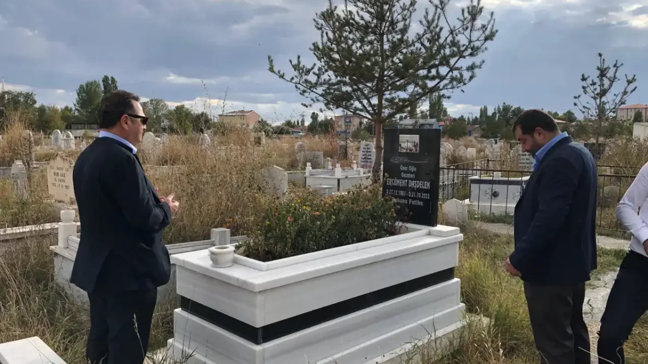 TİMBİR heyeti Kars'ta Ercüment Daşdelen'i andı