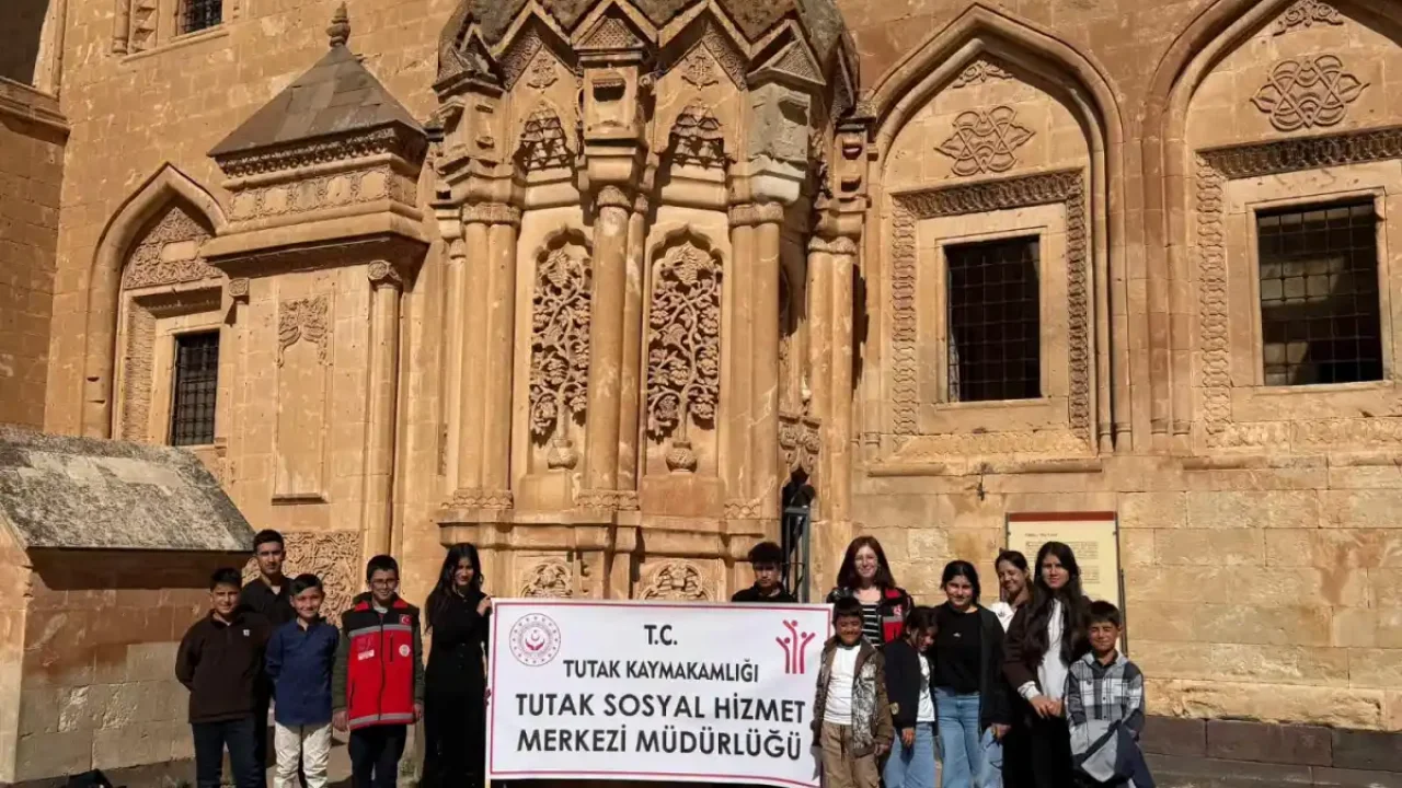 Tutaklı çocuklar Doğubayazıt’ın tarihî ve kültürel mirasını keşfetti