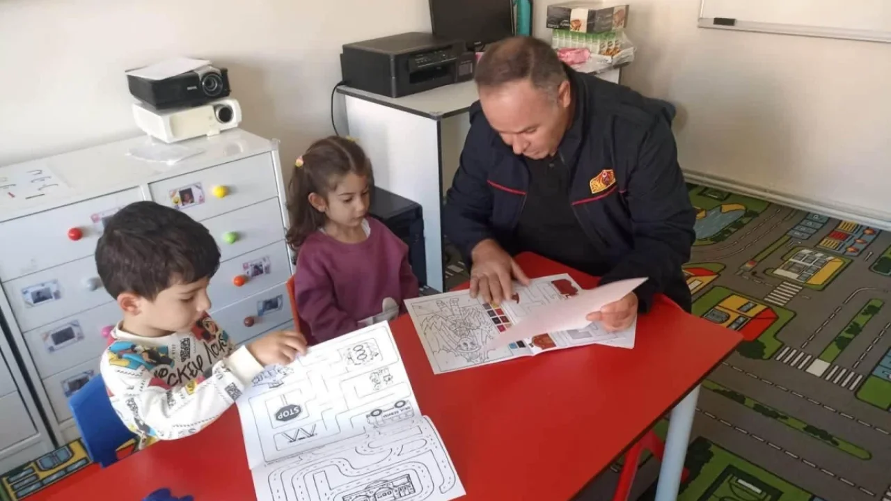 Yangın güvenliği eğitimi miniklere bilgiler sunuyor