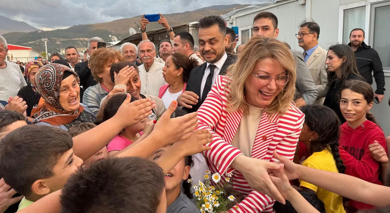 Asu Kaya: Depremzedeleri Yalnız Bırakmayacağız