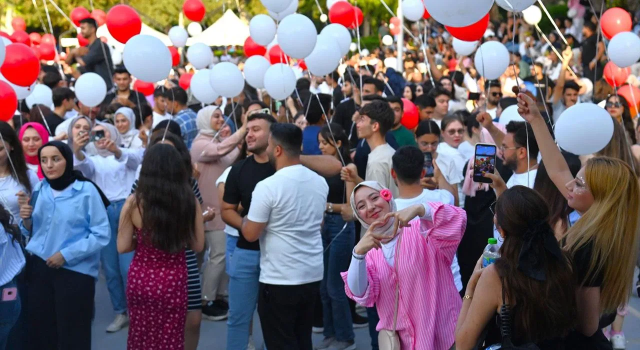 Okü'De Merve Özbey’le Başlayan Şenlik Devam Ediyor Okü'De Merve Özbey’le Başlayan Şenlik Devam Ediyor