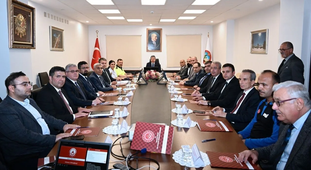 Vali Erdinç Yılmaz: Aileyi Korumak Önceliğimizdir Vali Erdinç Yılmaz: Aileyi Korumak Önceliğimizdir