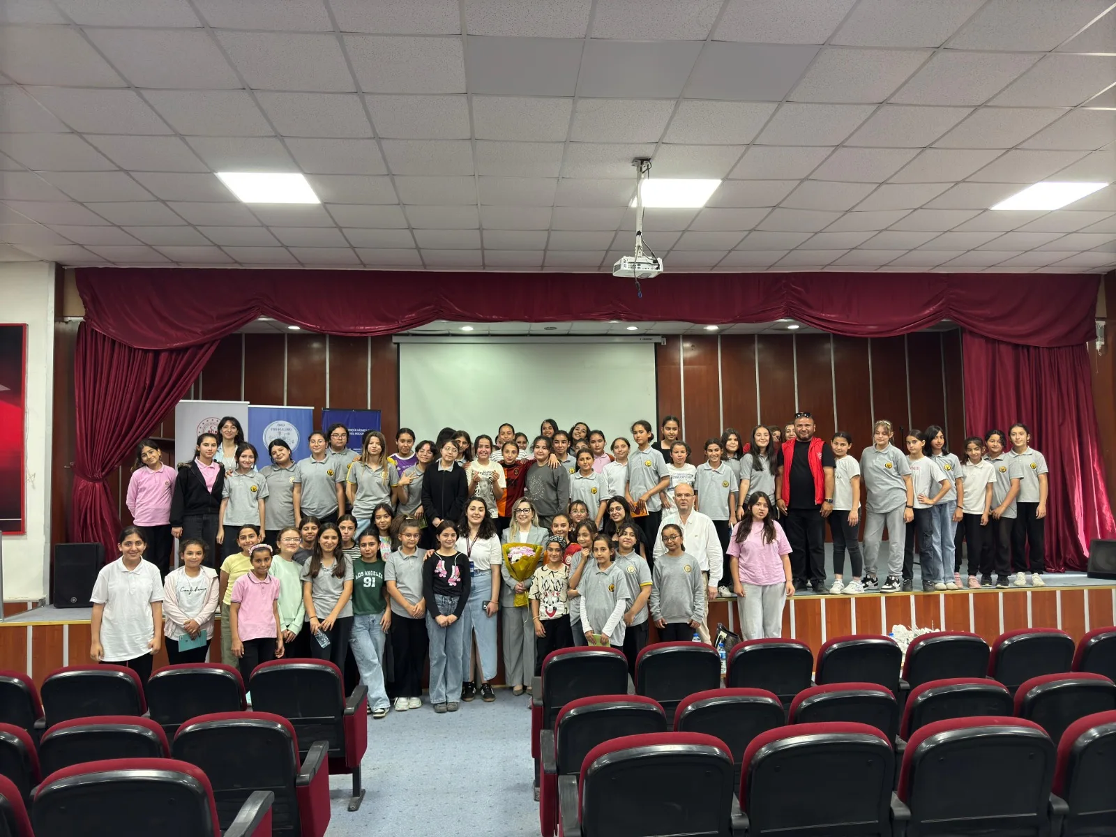 Okü'Den Depremzede Kızlara Dijital Destek Okü'Den Depremzede Kızlara Dijital Destek