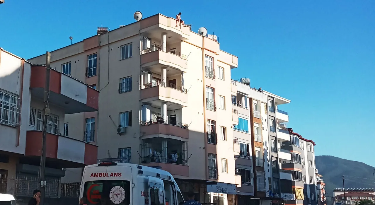 Çatıda İntihar Girişimi, Genç Kız Olay Yerine Geldi Çatıda İntihar Girişimi, Genç Kız Olay Yerine Geldi